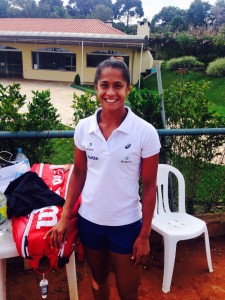Teliana Pereira embarca para a disputa de série de torneios no saibro