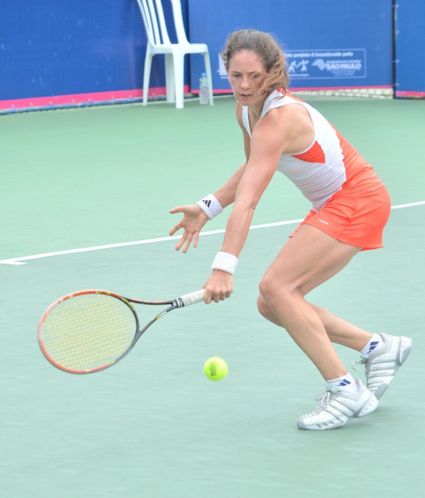 Bia volta às quadras com vitória. Schnyder estreia bem no Guarujá.