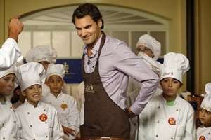Roger Federer stellt gemeinsam mit den Kindern des speziellen Winterhilfe Foerderprogramms Schokoladekreationen her am Dienstag, 15. Oktober 2013, in Kilchberg. Lindt & Spruengli und die Roger Federer Foundation unterstuetzen die Winterhilfe mit CHF 400'000 ueber 5 Jahre. (PHOTOPRESS/Alexandra Wey)
